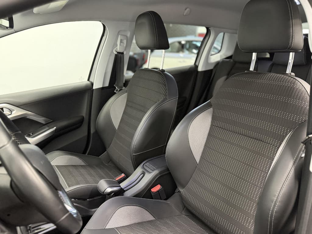 Peugeot 2008 1.2 PureTech Allure thumbnail 2