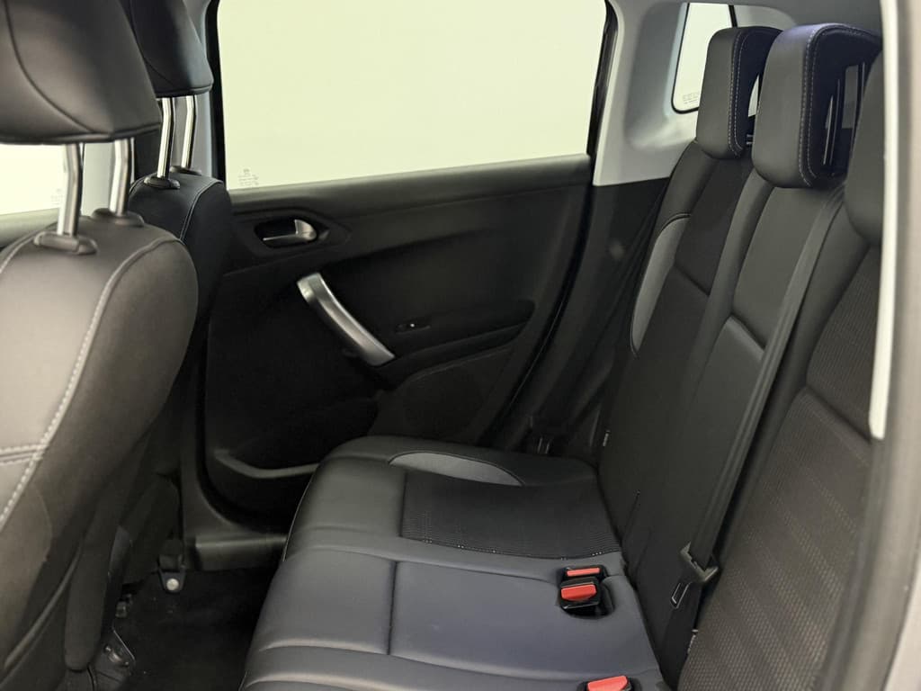 Peugeot 2008 1.2 PureTech Allure thumbnail 28