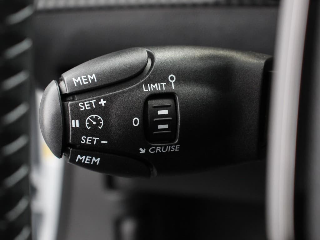 Peugeot 2008 1.2 Hybrid 136 pk Automaat Allure thumbnail 14