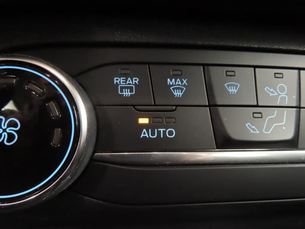 Ford Fiesta 1.0 EcoBoost Hybrid Titanium thumbnail 11