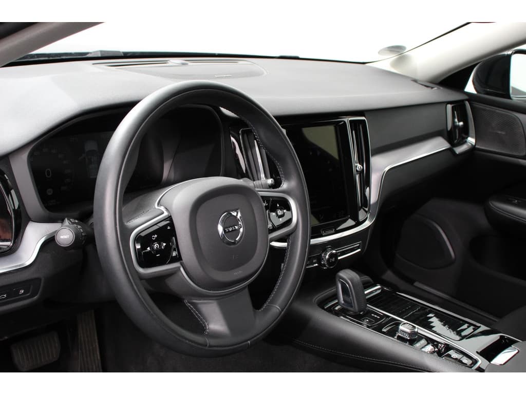 Volvo V60 2.0 T6 Recharge AWD R-Design thumbnail 2