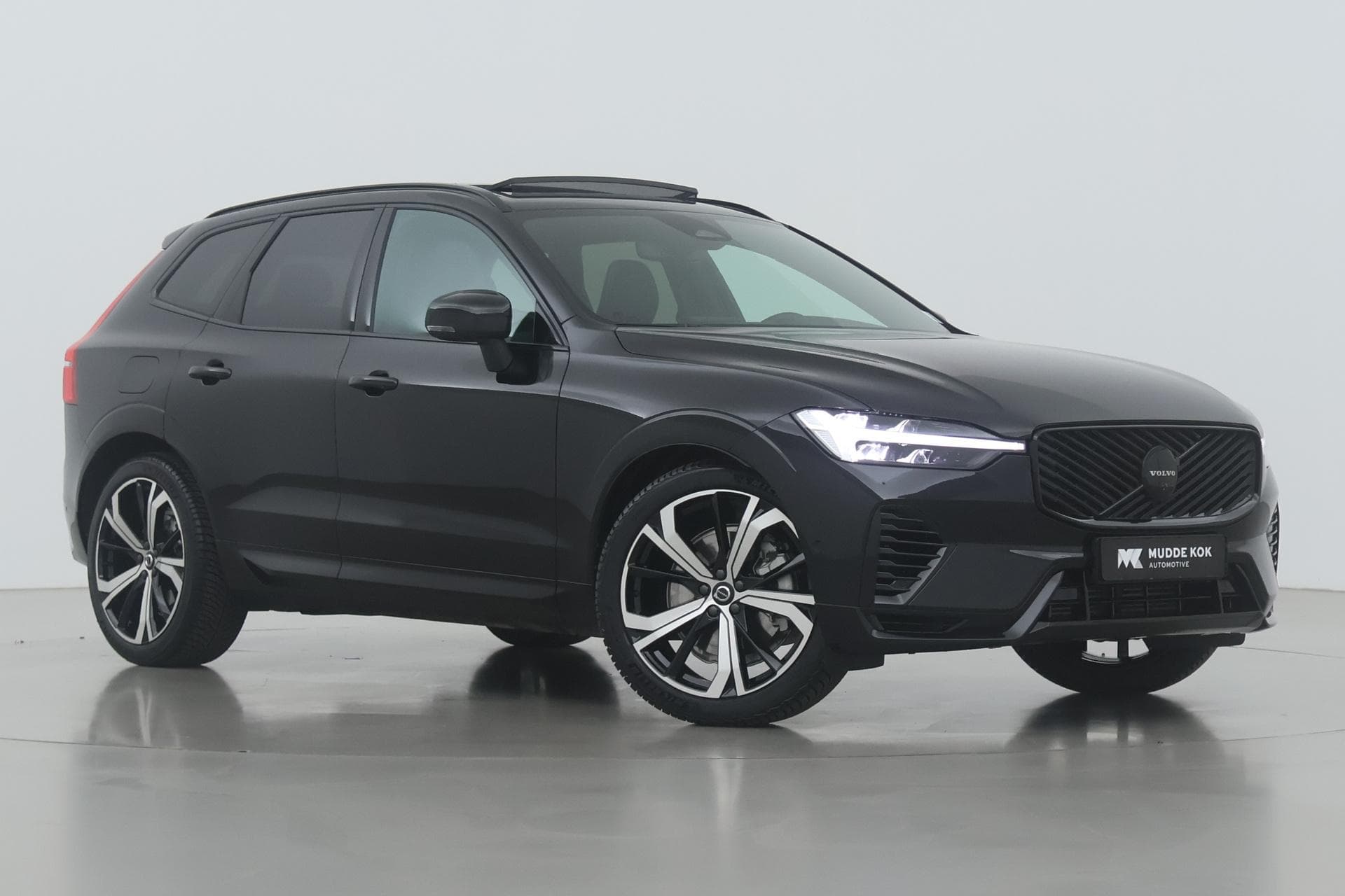 Volvo XC60 T6 Plug-in hybrid Plus Black Edition | FACELIFT | MY2026! | Luchtvering | Head-Up | 360° Camera | ACC