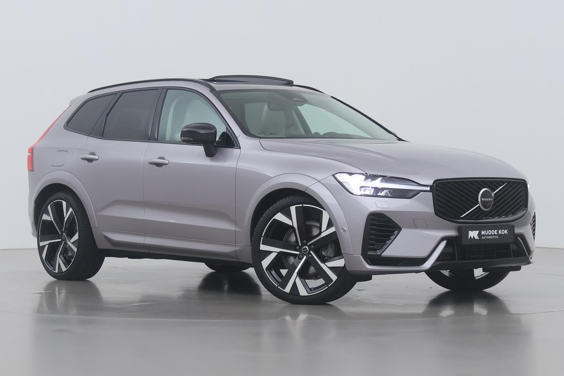 Volvo XC60 T8 Plug-in hybrid Ultra Dark | FACELIFT | Luchtvering | Bowers&Wilkins | 22 Inch | Massage+Ventilatie | Gelamineerd Glas