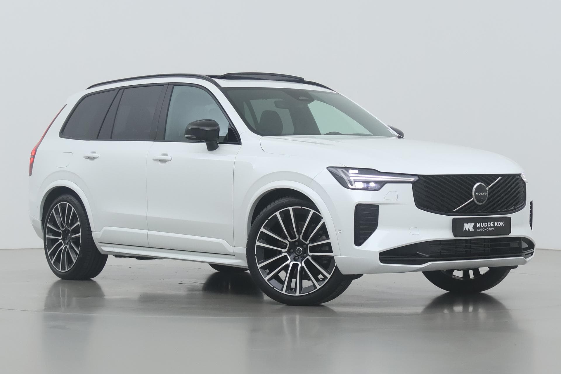 Volvo XC90 T8 Plug-in hybrid Ultra Dark | Luchtvering | Bowers&Wilkins | Massage | Trekhaak | 22 Inch | Head-Up