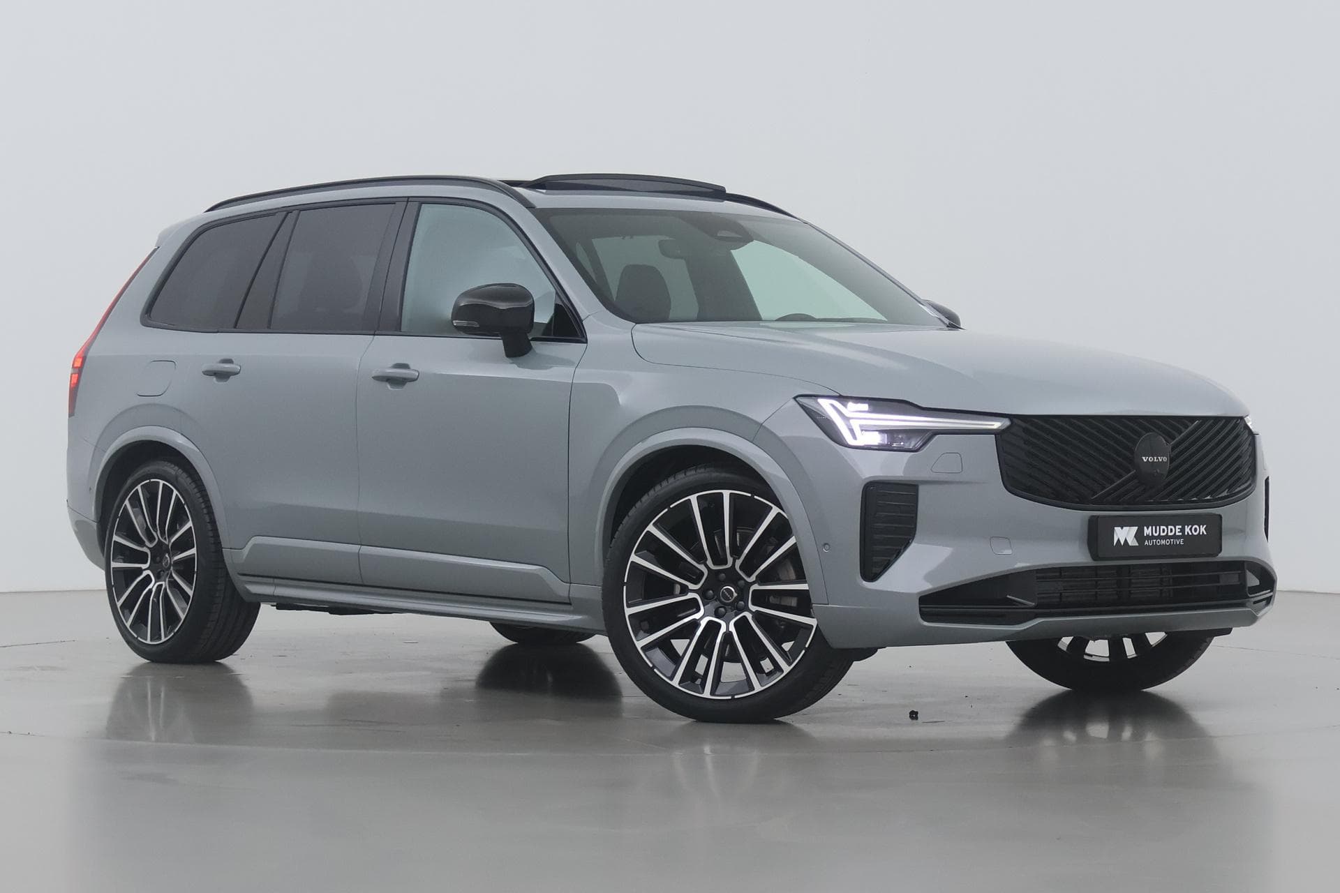 Volvo XC90 T8 Plug-in hybrid Ultra Black Edition | Luchtvering | Bowers&Wilkins | Massage+Ventilatie | Gelamineerd Glas | Trekhaak | 22 Inch