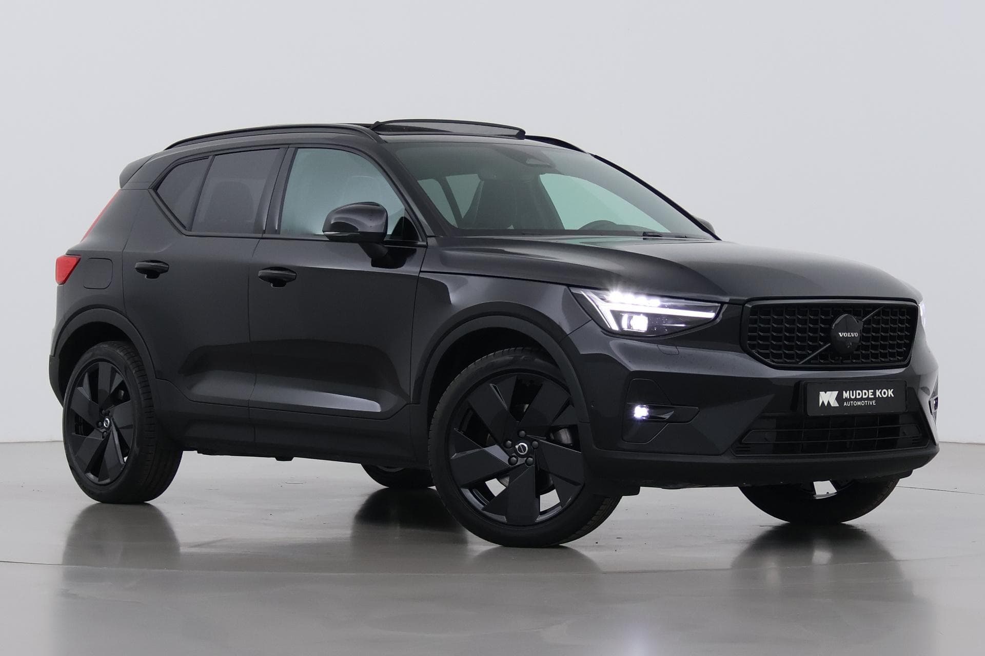 Volvo XC40 B3 Ultra Black Edition | Panoramadak | Trekhaak | 360° Camera | ACC | Stoel+Stuurverwarming | 20 Inch