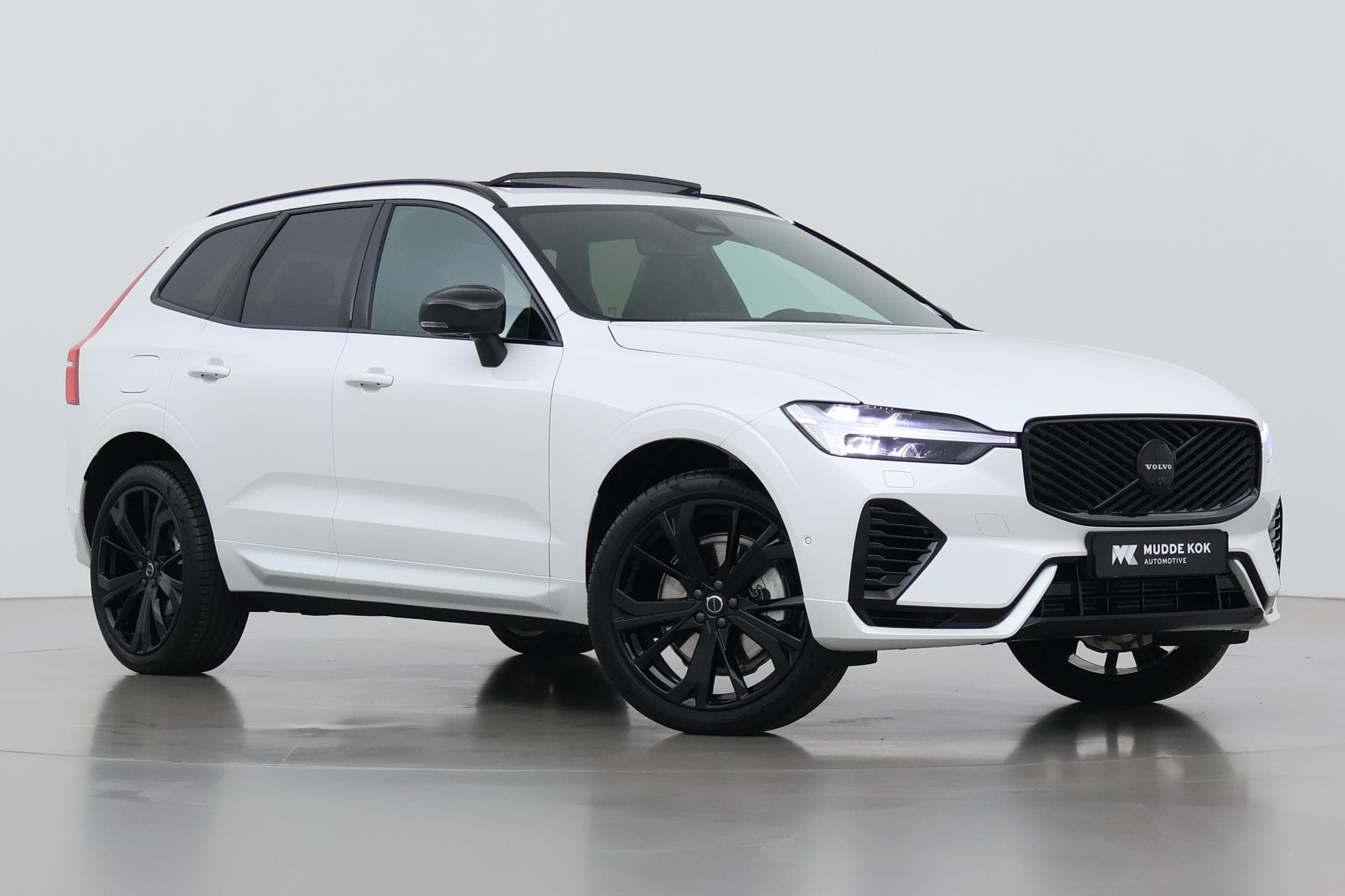 Volvo XC60 T6 Plug-in hybrid Ultra Black Edition | Trekhaak | Panoramadak | Head-Up | 360 Camera | Stoel+Stuurverwarming | 21 Inch