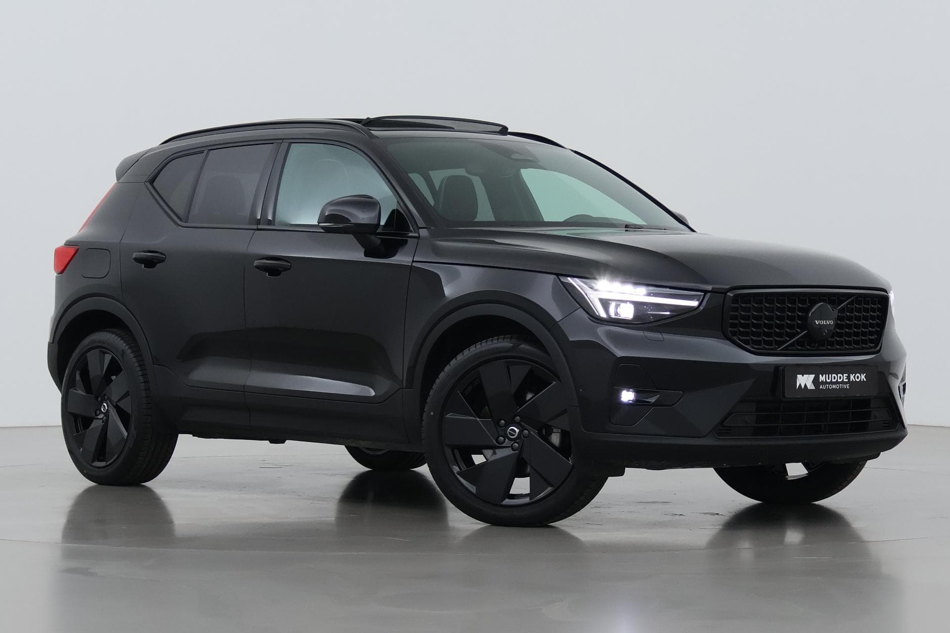 Volvo XC40 B3 Ultra Black Edition | Panoramadak | Trekhaak | 360 Camera | ACC | Harman/Kardon | Stoel+Stuurverwarming | 20 Inch