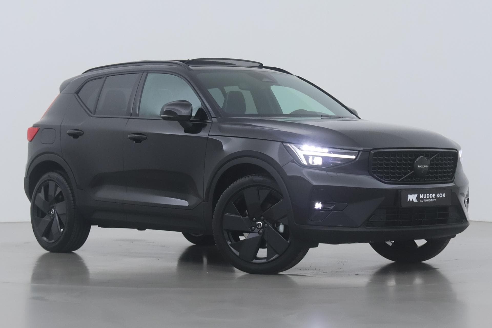 Volvo XC40 B3 Ultra Black Edition | Panoramadak | ACC | Trekhaak | 360° Camera | Stoel+Stuurverwarming
