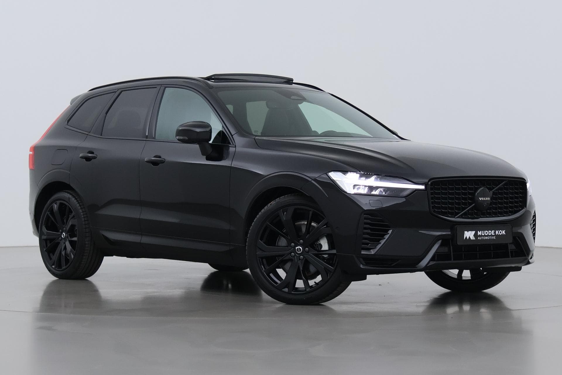 Volvo XC60 T6 Plug-in hybrid Ultra Black Edition | Bowers&Wilkins | Luchtvering | Trekhaak | Massage