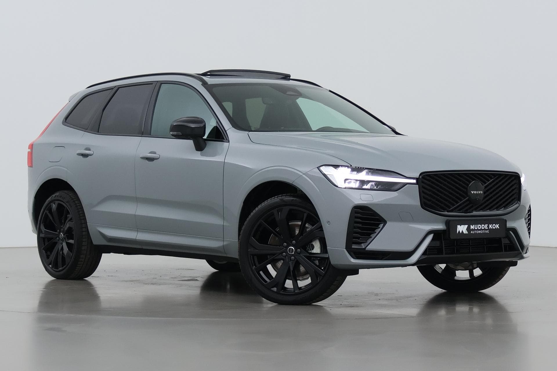 Volvo XC60 T6 Plug-in hybrid Ultra Black Edition | Trekhaak | Panoramadak | Head-Up | 360 Camera | Stoel+Stuurverwarming | 21 Inch