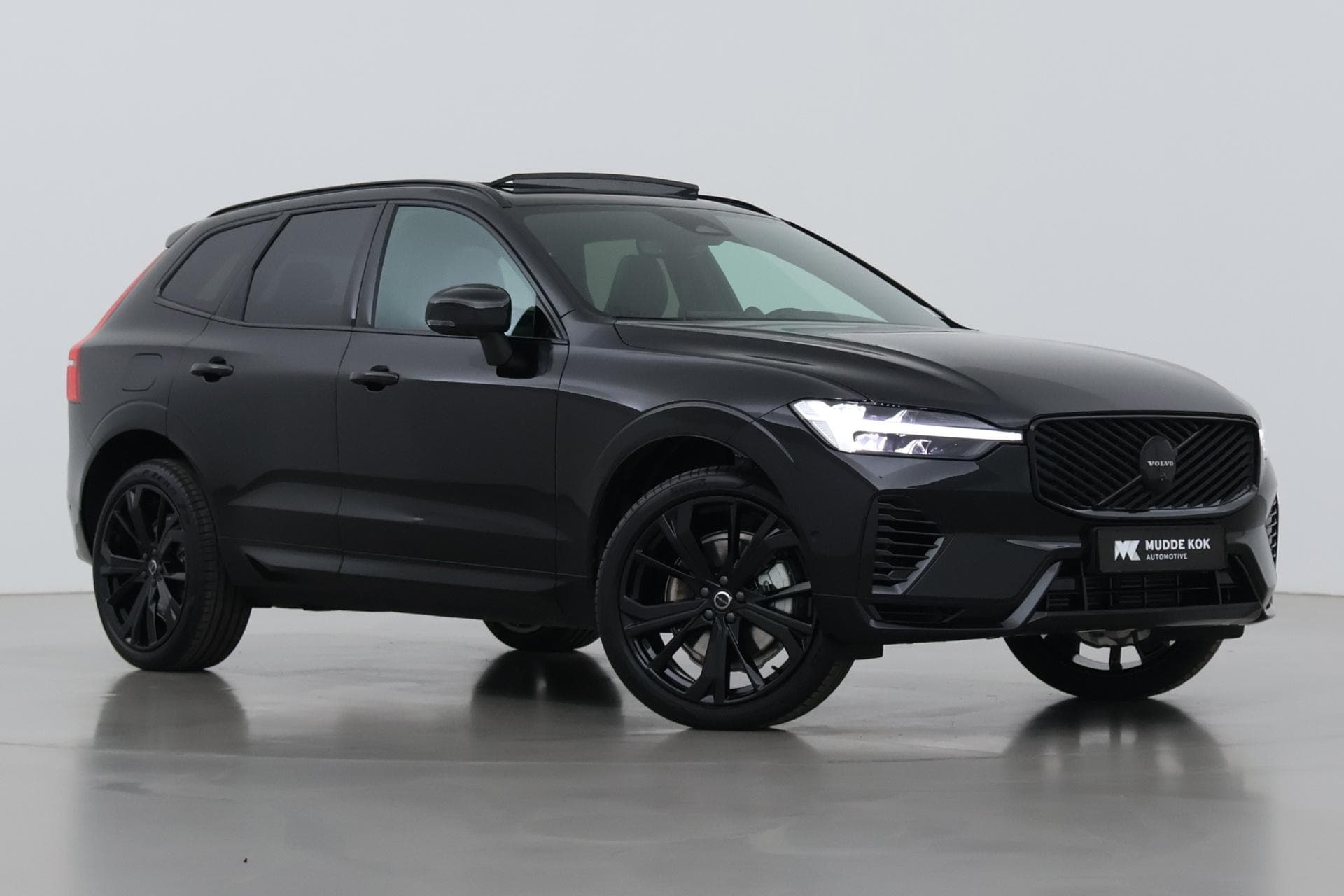Volvo XC60 T6 Plug-in hybrid Plus Black Edition | Bowers&Wilkins | Massage | Trekhaak | Head-Up | Panoramadak | 360° Camera