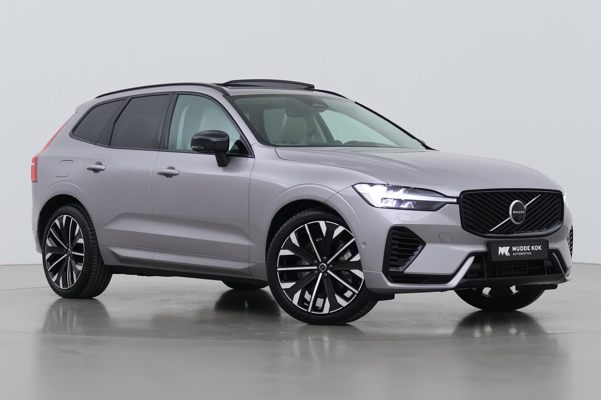 Volvo XC60 T8 Plug-in hybrid Ultra Dark | FACELIFT | Luchtvering | Bowers&Wilkins | Massage+Ventilatie | Gelamineerd Glas | Head-Up