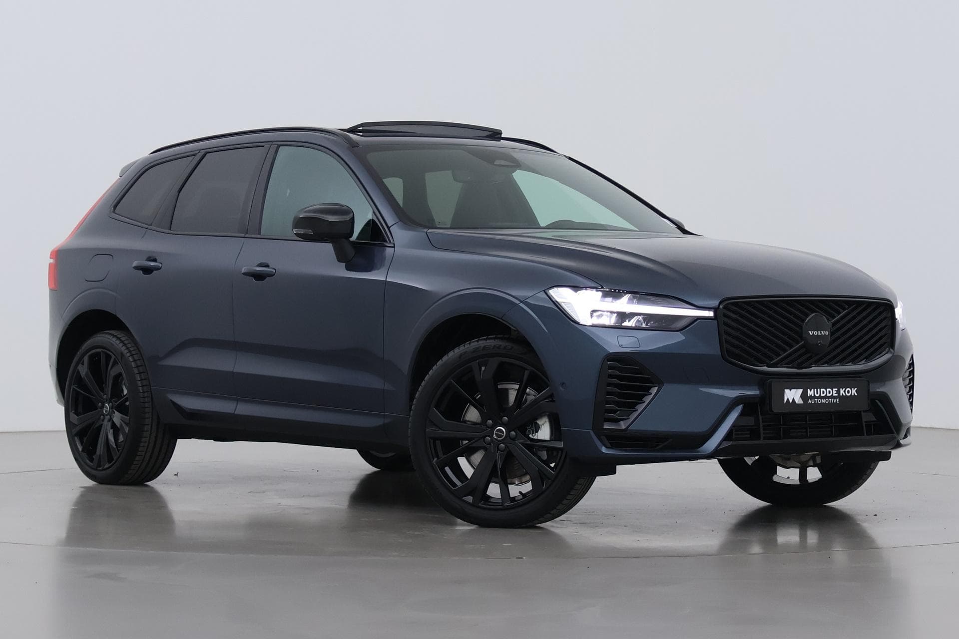 Volvo XC60 T6 Plug-in hybrid Ultra Black Edition | Trekhaak | Panoramadak | Head-Up | 360 Camera | Stoel+Stuurverwarming | 21 Inch