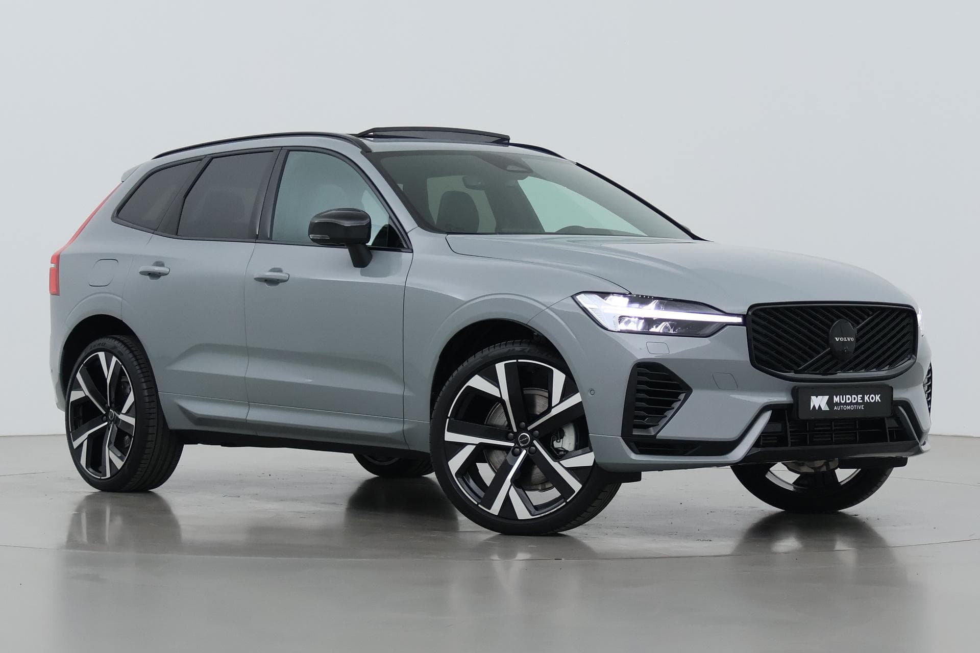 Volvo XC60 T6 Plug-in hybrid Plus Black Edition | Trekhaak | Panoramadak | Head-Up | 360 Camera | Stoel+Stuurverwarming | 21 Inch