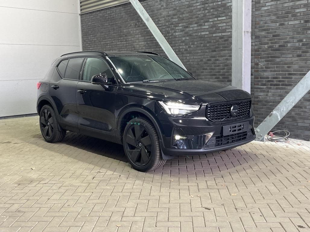Volvo XC40 B4 Ultra Black Edition | Panoramadak | Trekhaak | 360° Camera | ACC | Stoel+Stuurverwarming