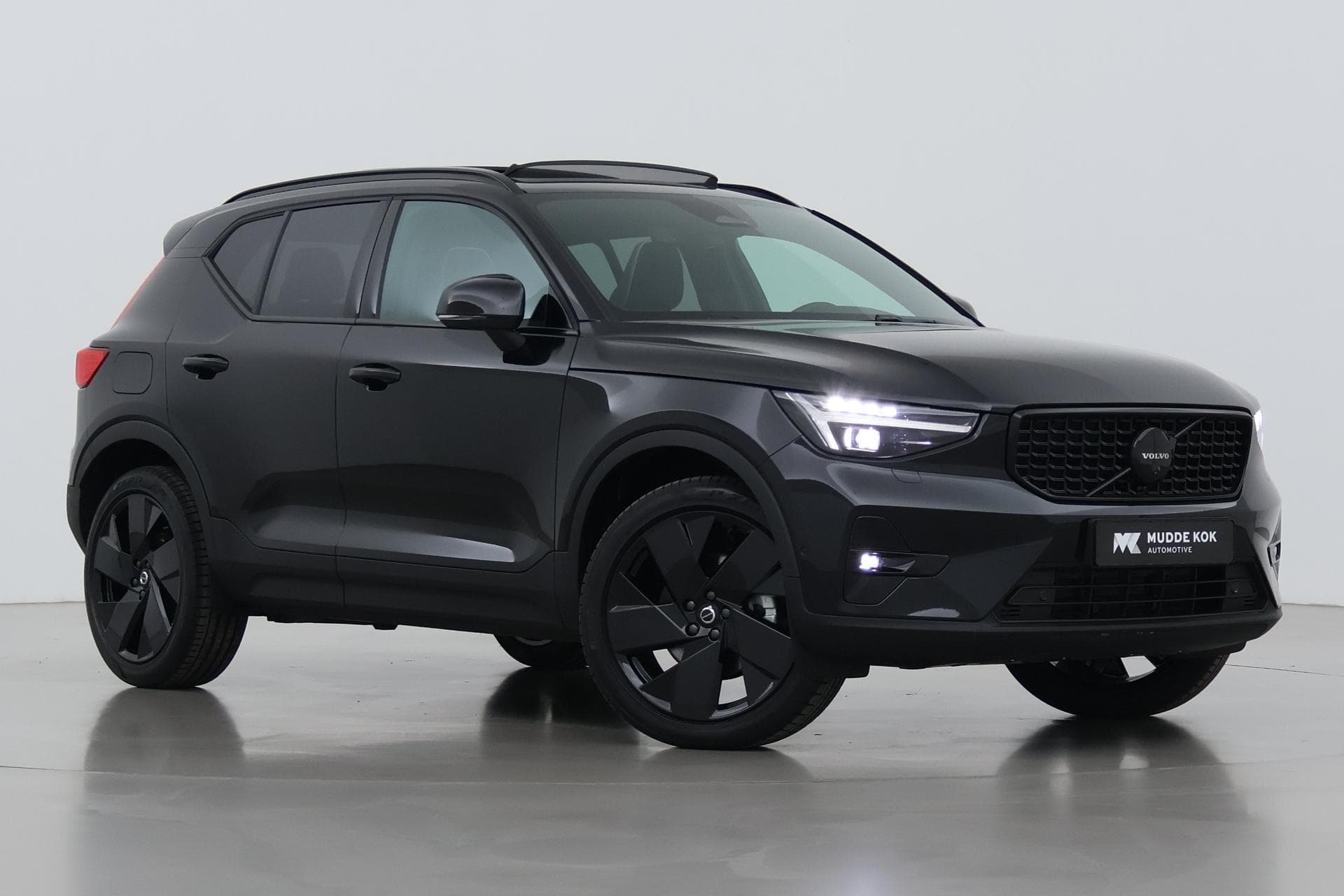 Volvo XC40 B3 Ultra Black Edition | Panoramadak | ACC | Trekhaak | 360° Camera | Stoel+Stuurverwarming