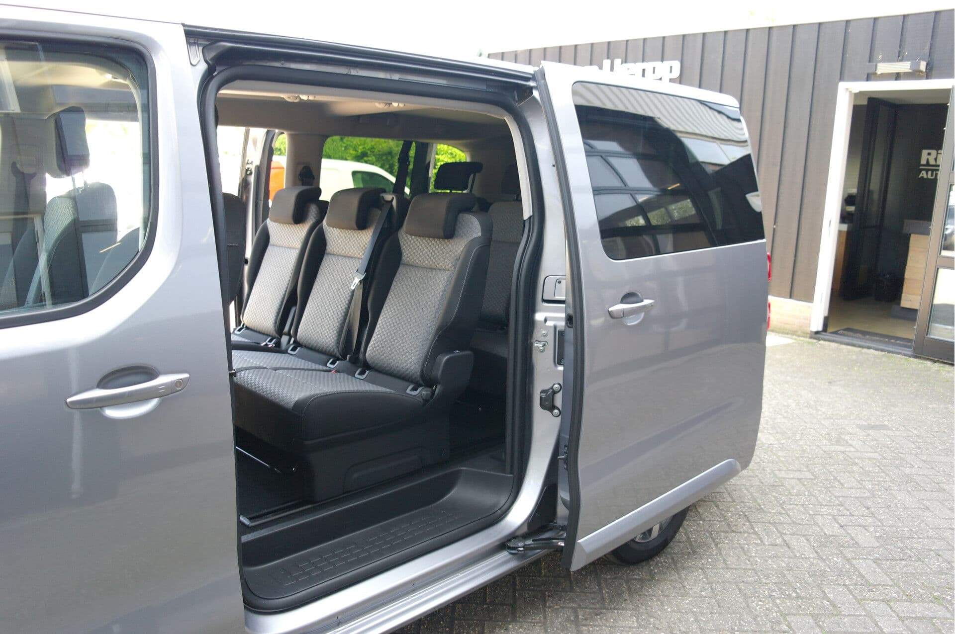 Toyota PROACE Electric Shuttle Long L3 Extra Range Executive 75 kWh thumbnail 29