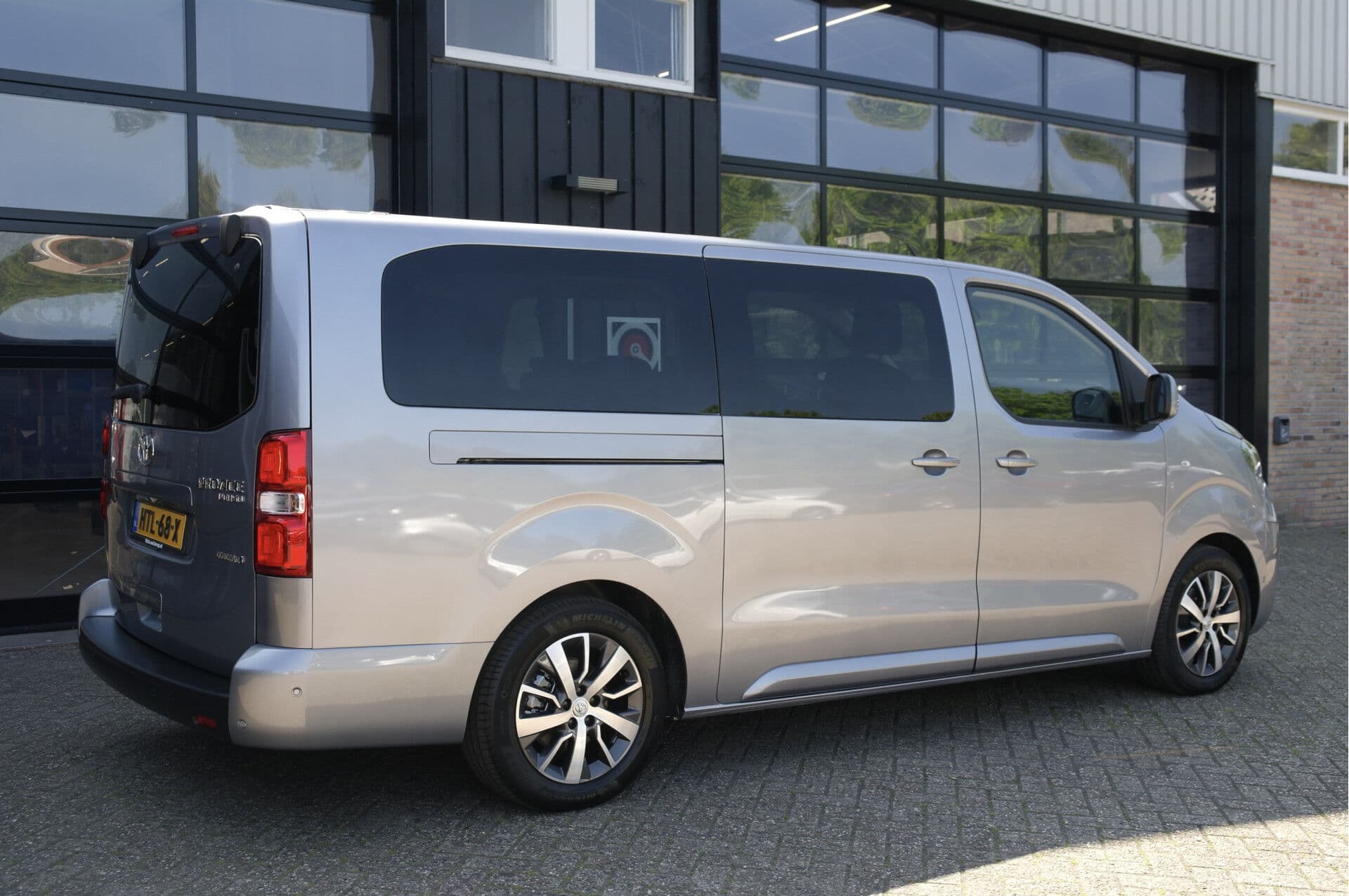 Toyota PROACE Electric Shuttle Long L3 Extra Range Executive 75 kWh thumbnail 3