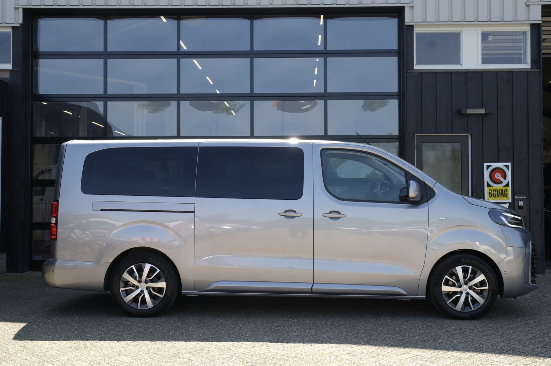 Toyota PROACE Electric Shuttle Long L3 Extra Range Executive 75 kWh thumbnail 4