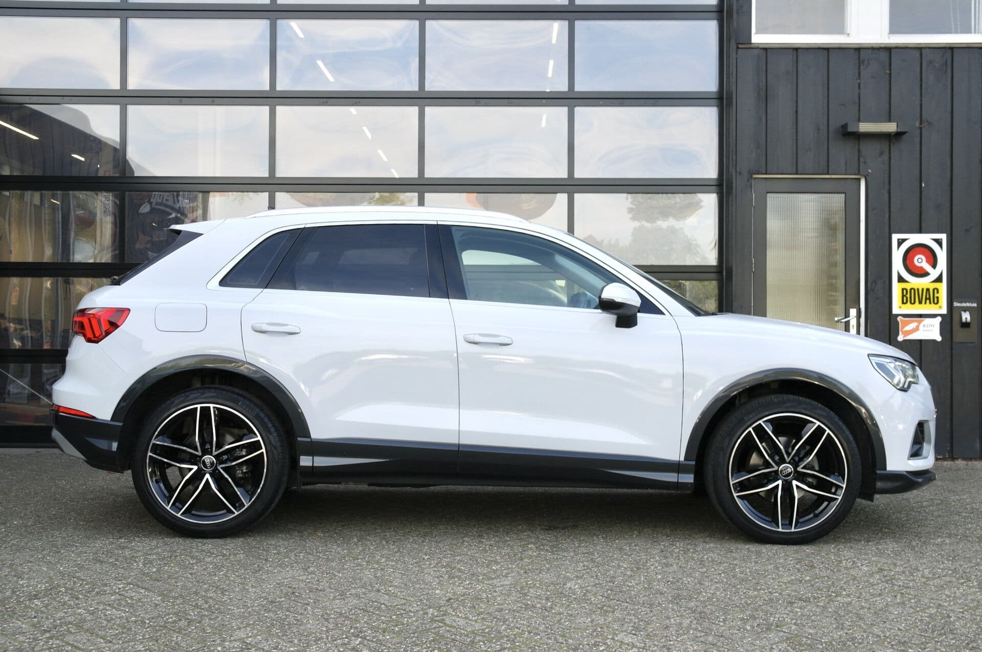 Audi Q3 35 TFSI Business Edition thumbnail 2