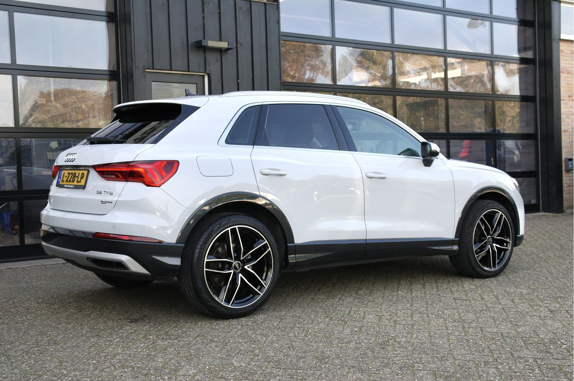 Audi Q3 35 TFSI Business Edition thumbnail 3