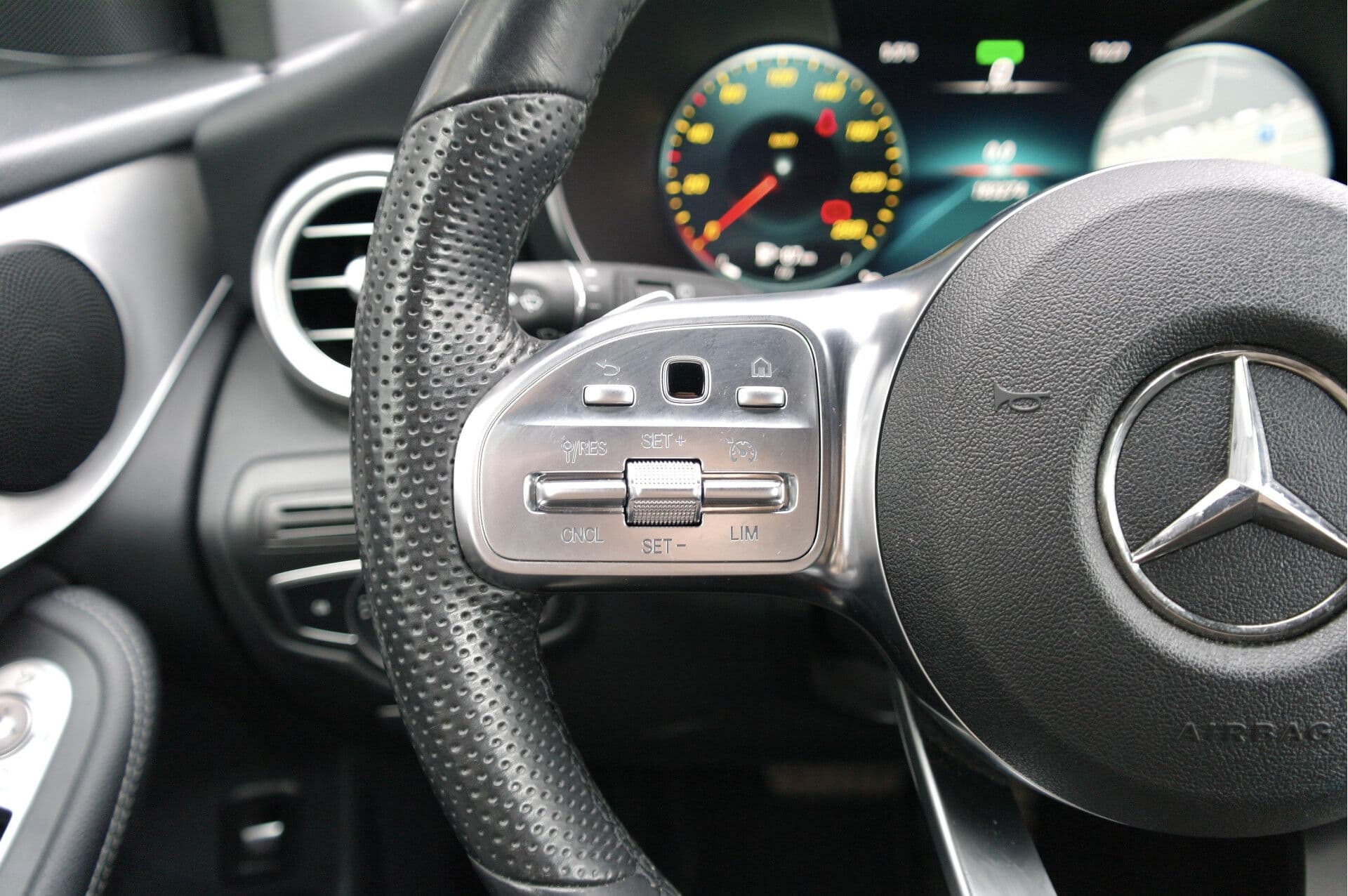 Mercedes-Benz GLC 200 Premium AMG thumbnail 19