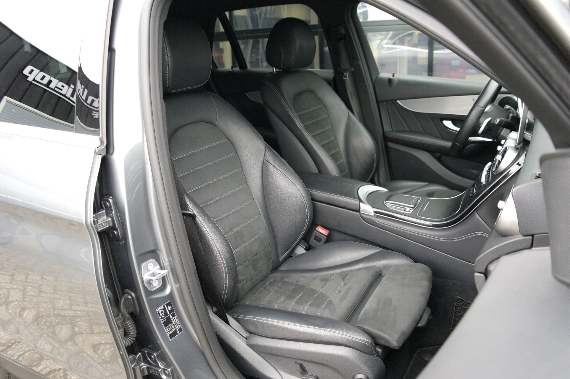 Mercedes-Benz GLC 200 Premium AMG thumbnail 2