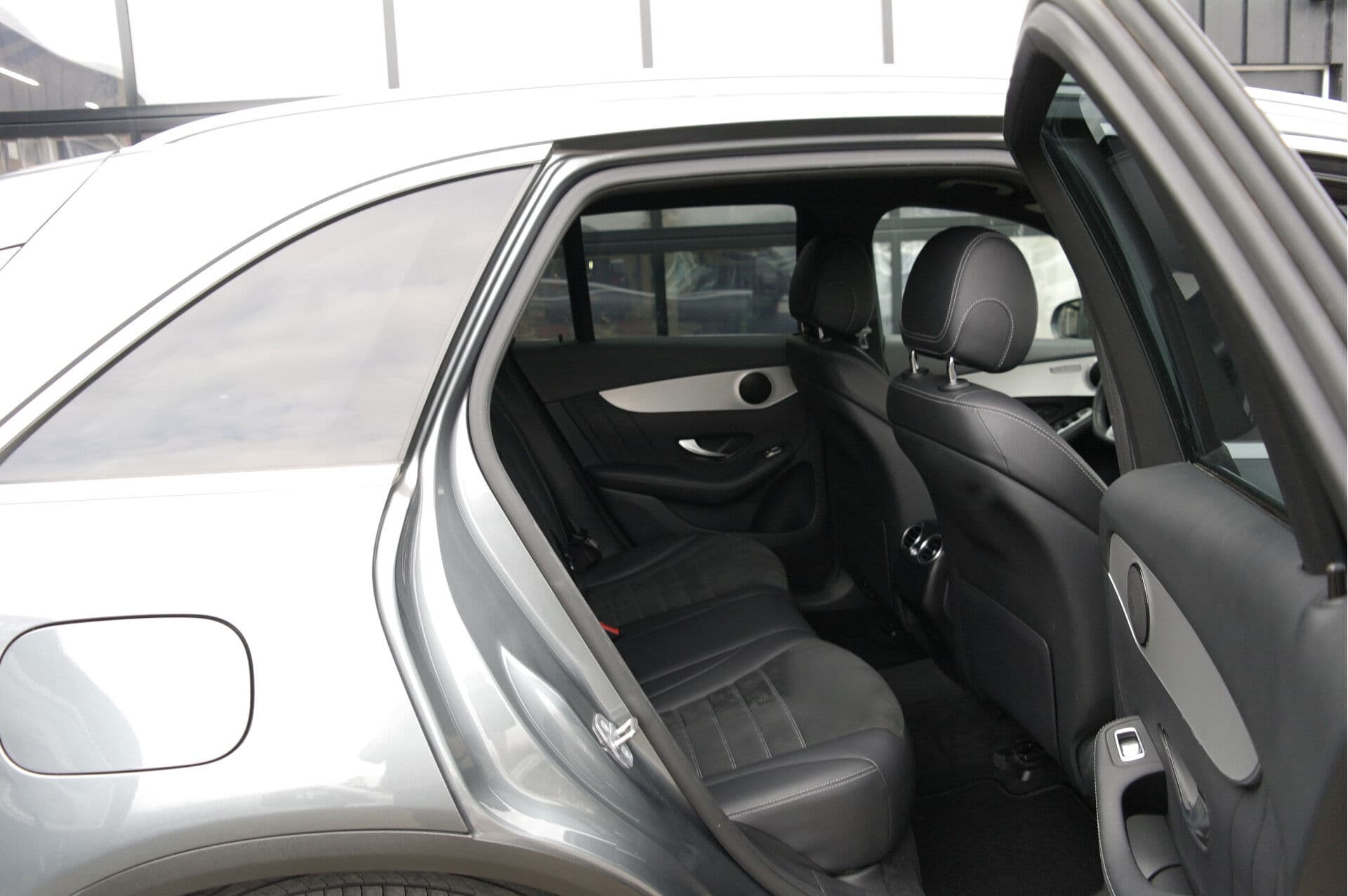 Mercedes-Benz GLC 200 Premium AMG thumbnail 32