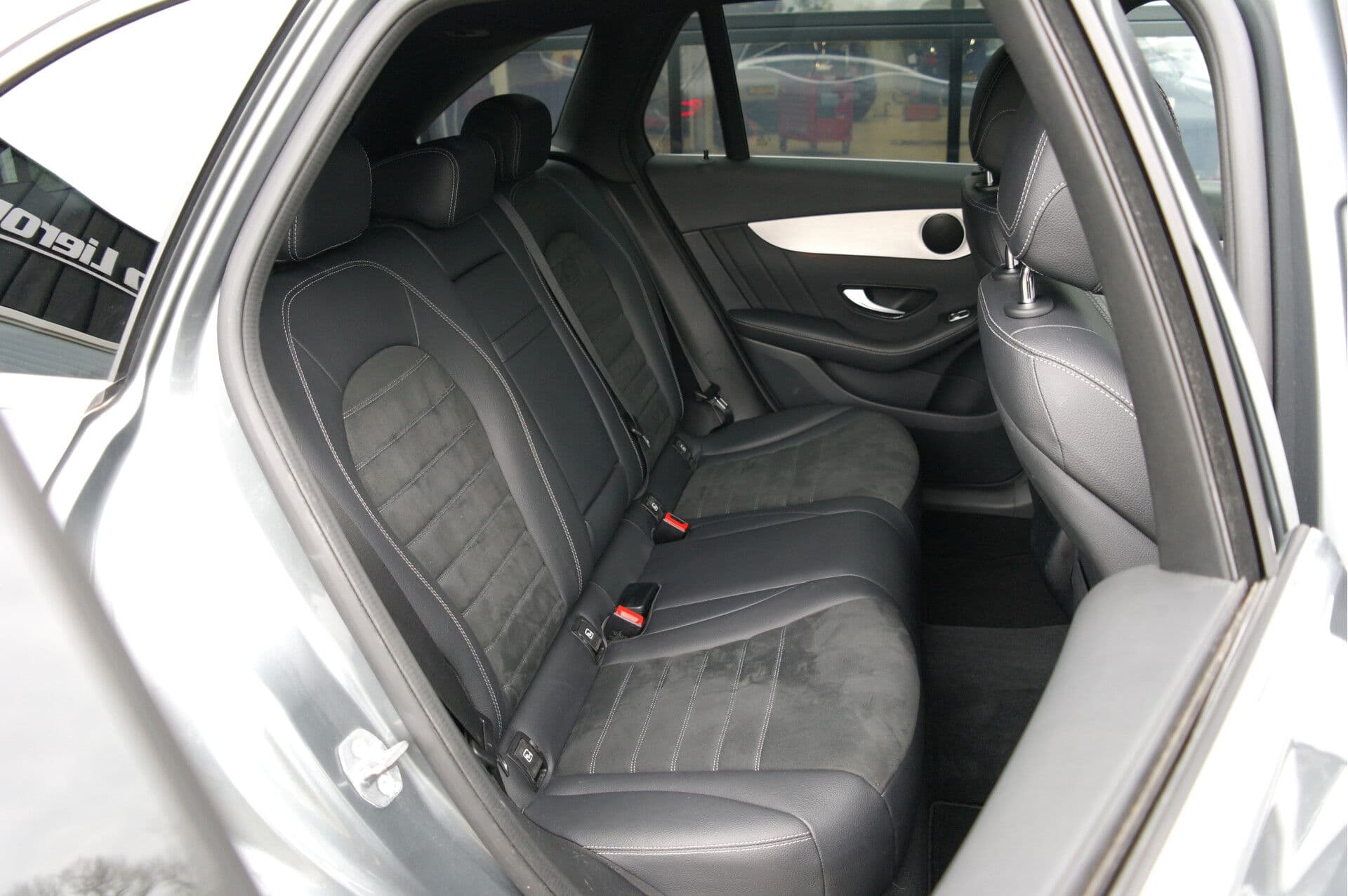 Mercedes-Benz GLC 200 Premium AMG thumbnail 33