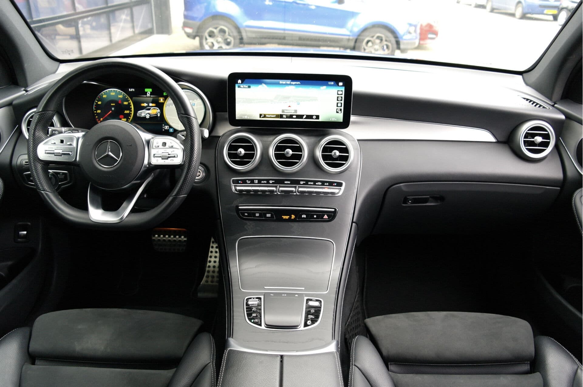 Mercedes-Benz GLC 200 Premium AMG thumbnail 34