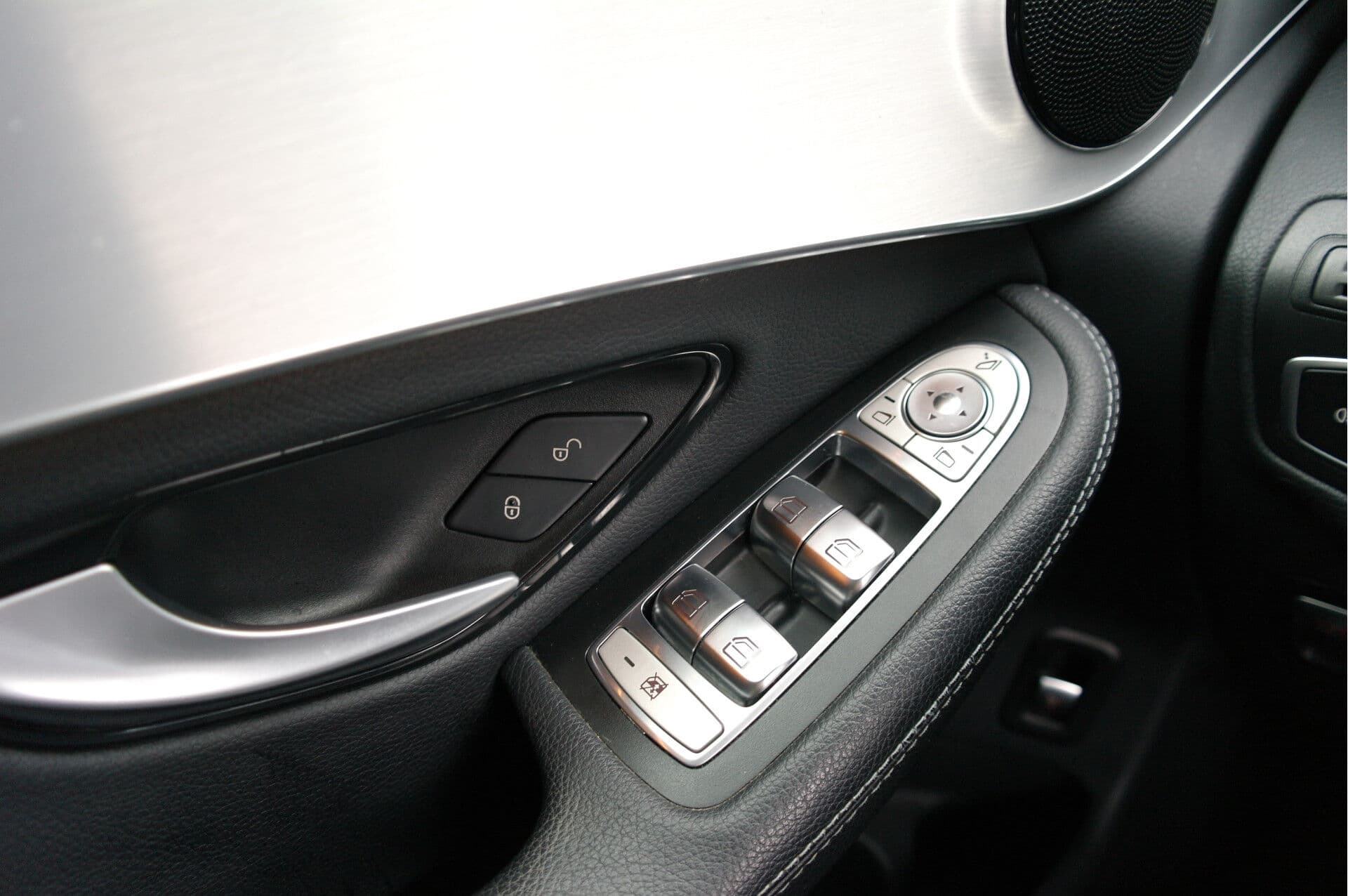 Mercedes-Benz GLC 200 Premium AMG thumbnail 35