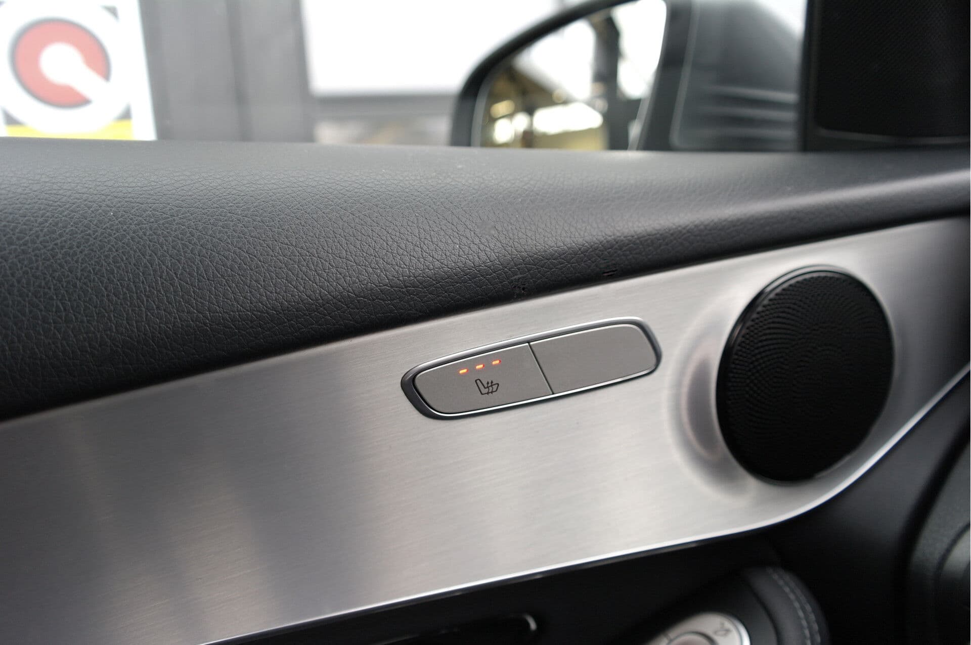 Mercedes-Benz GLC 200 Premium AMG thumbnail 36