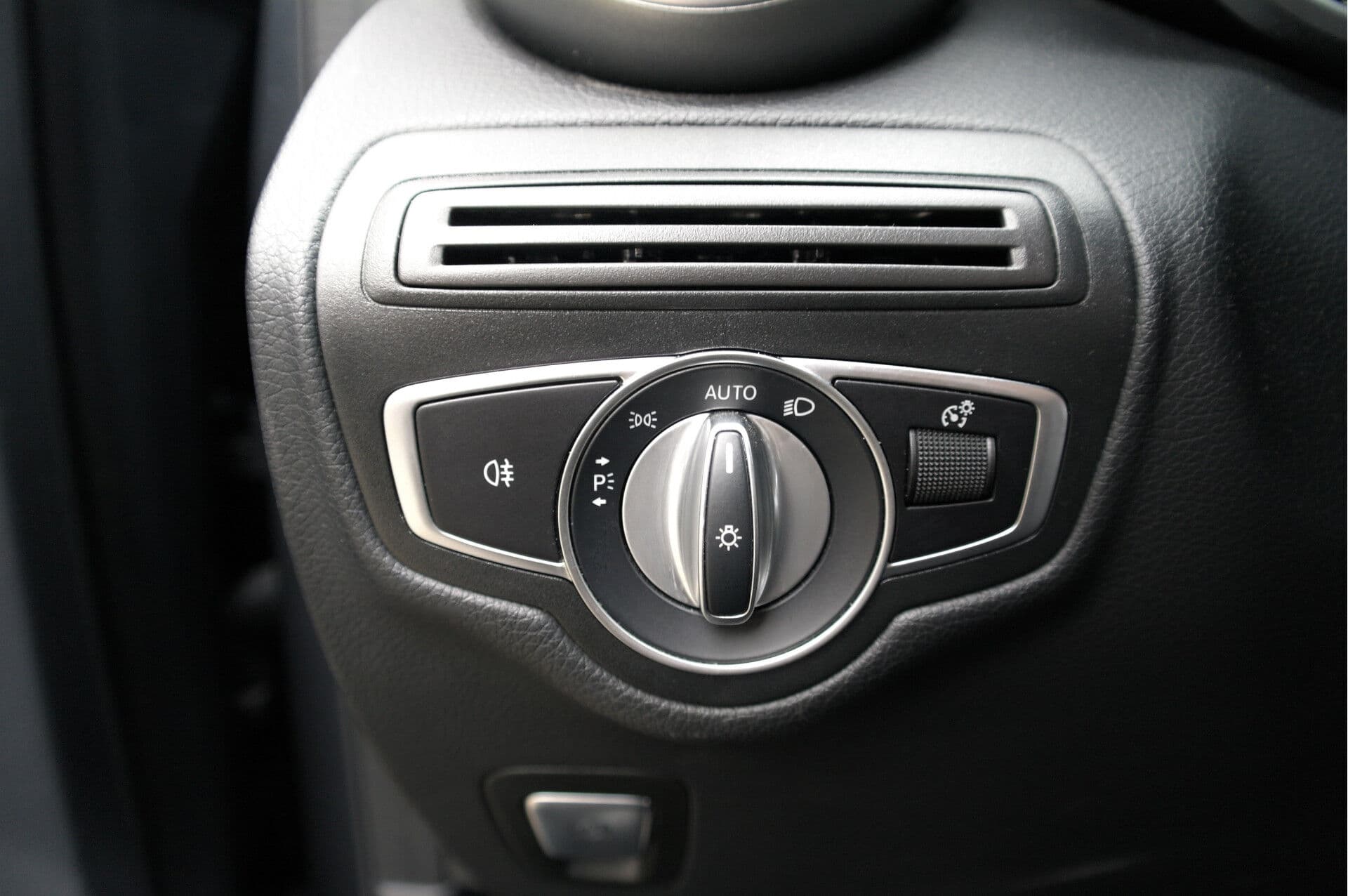 Mercedes-Benz GLC 200 Premium AMG thumbnail 37