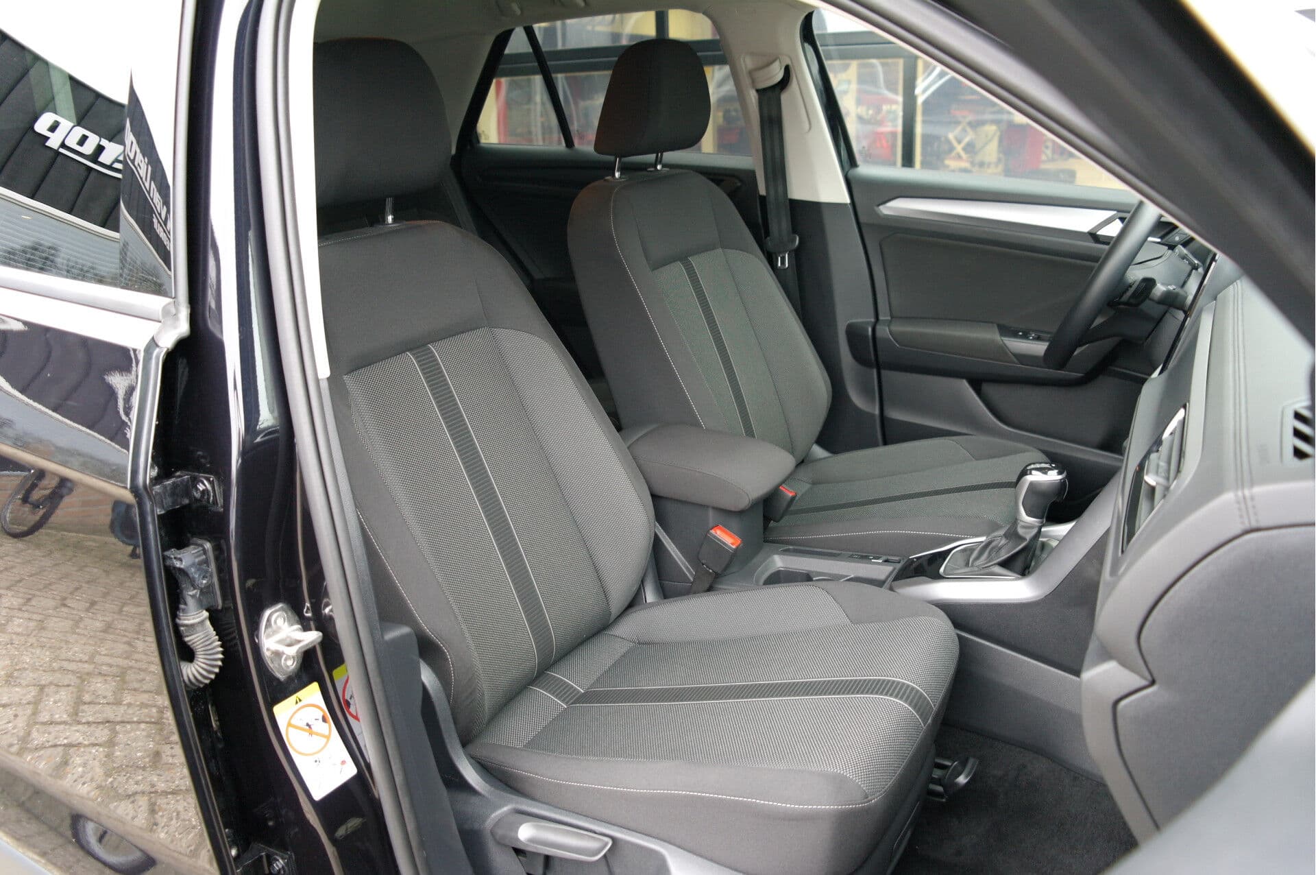 Volkswagen T-Roc 1.5 TSI Life Business thumbnail 2