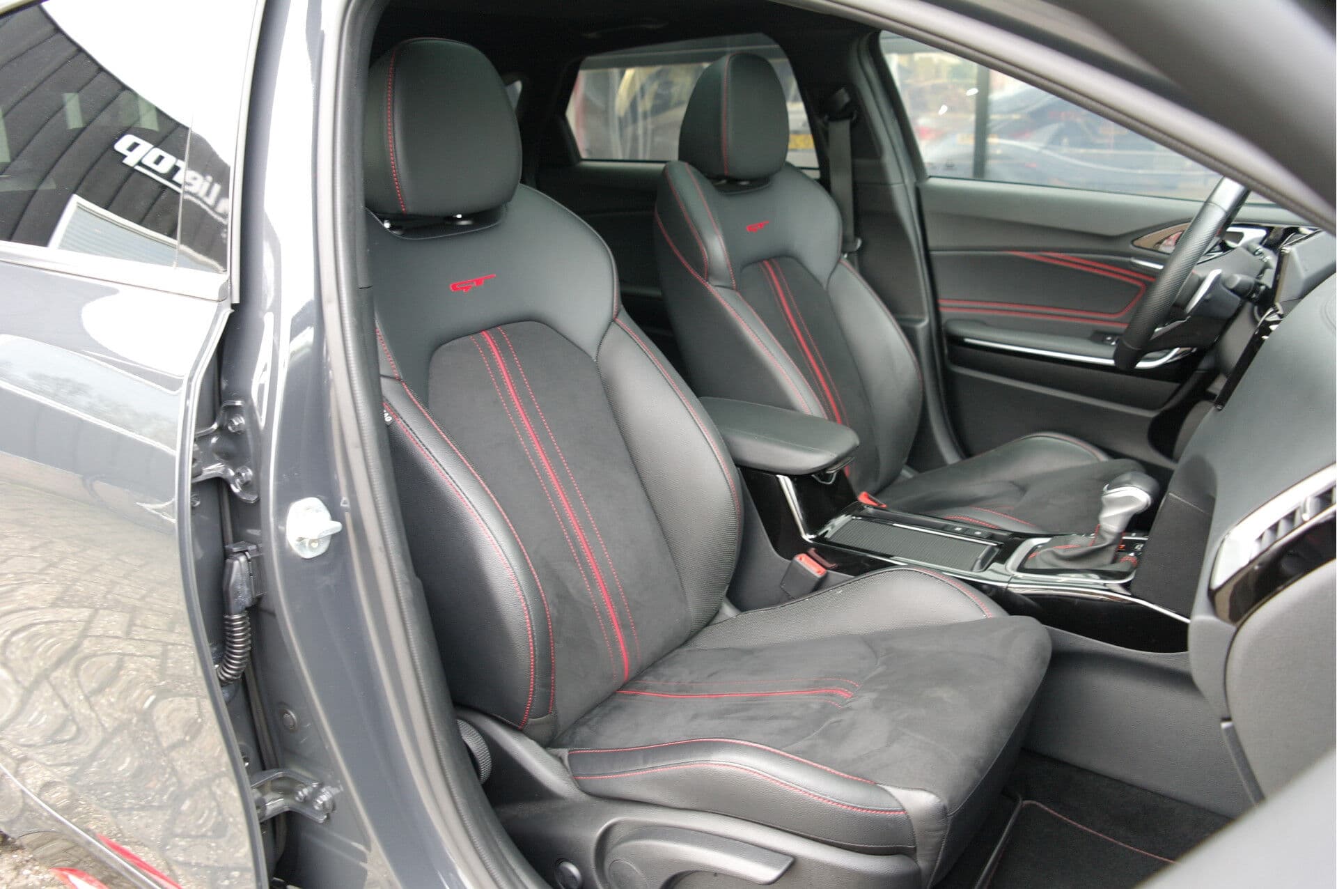 Kia ProCeed 1.6 T-GDi GT thumbnail 2