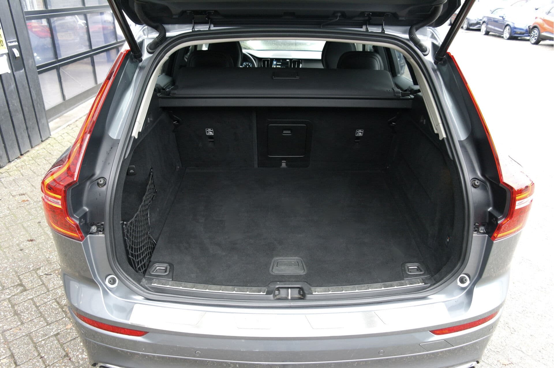 Volvo XC60 2.0 B5 Momentum Pro thumbnail 17