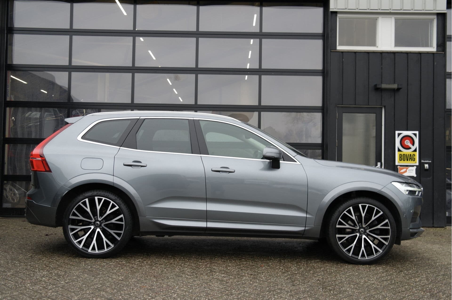 Volvo XC60 2.0 B5 Momentum Pro thumbnail 2