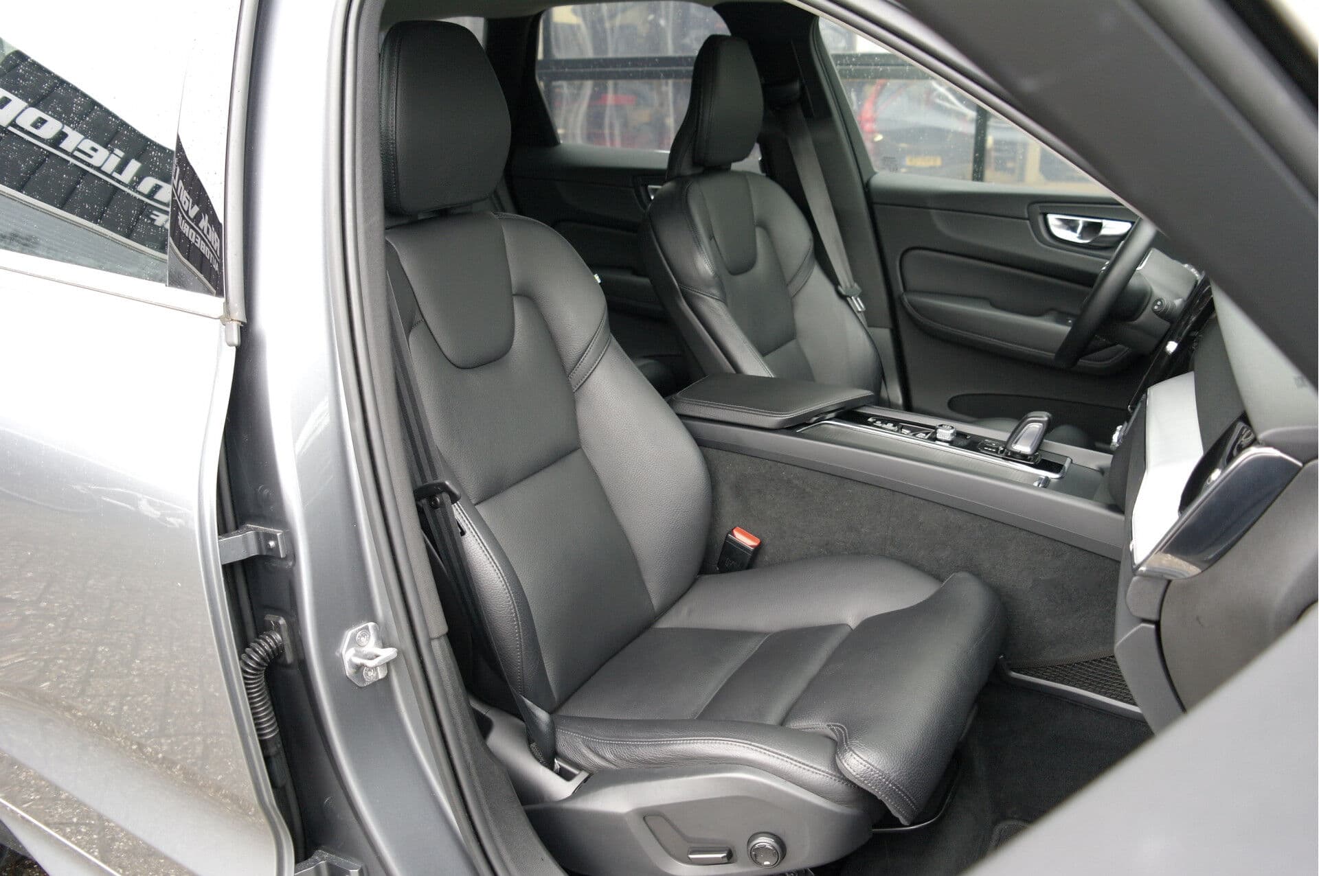 Volvo XC60 2.0 B5 Momentum Pro thumbnail 21