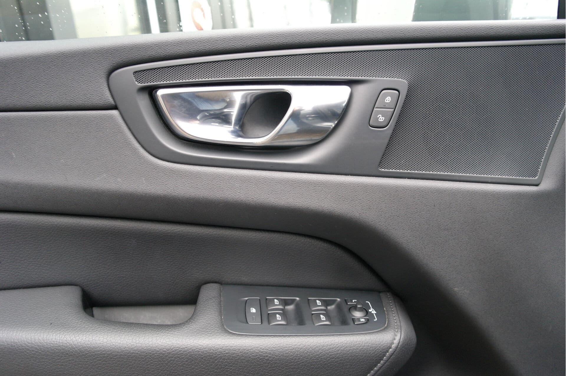 Volvo XC60 2.0 B5 Momentum Pro thumbnail 29