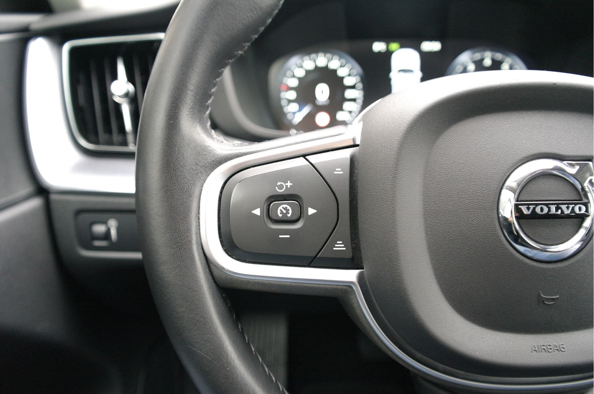 Volvo XC60 2.0 B5 Momentum Pro thumbnail 31