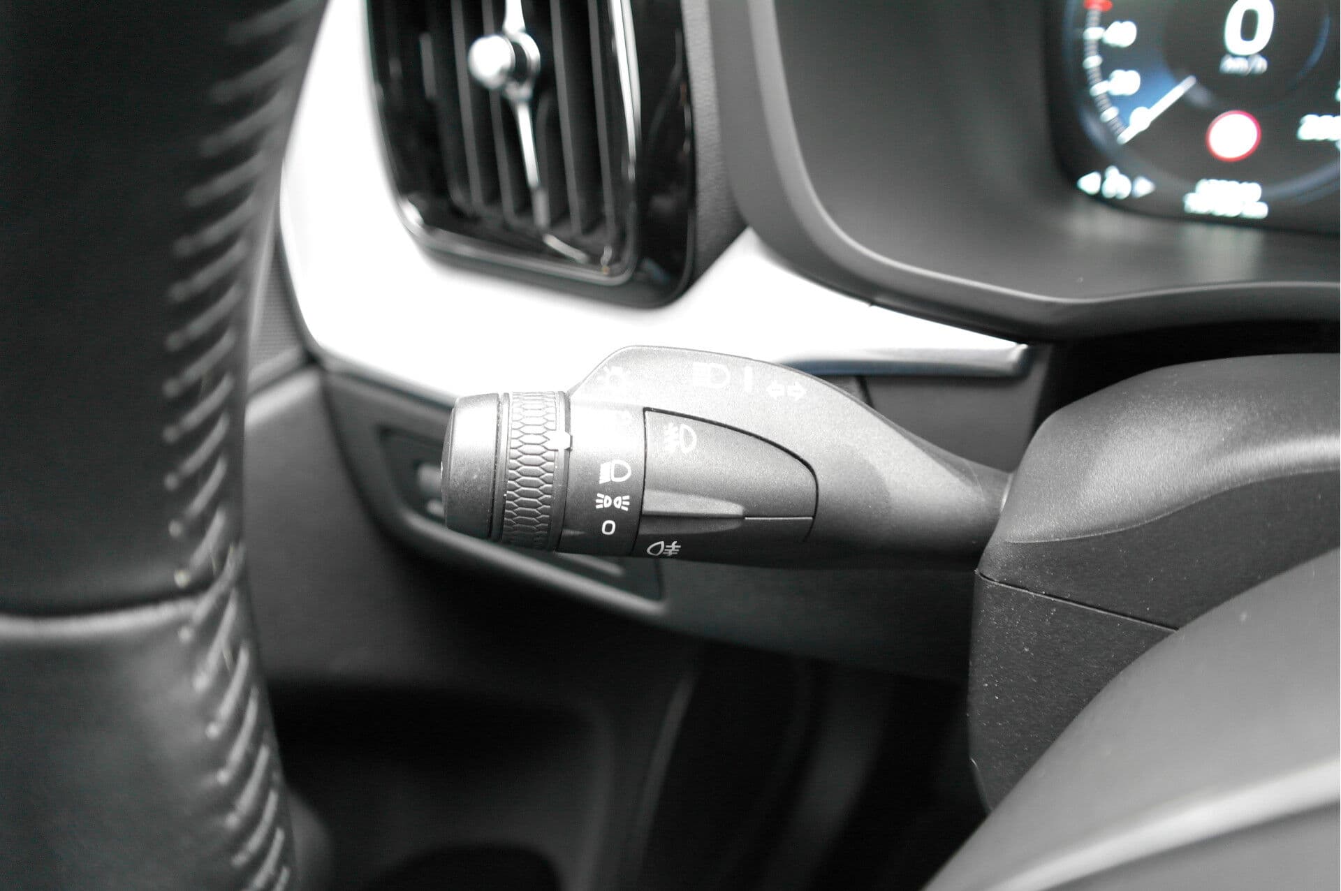 Volvo XC60 2.0 B5 Momentum Pro thumbnail 33