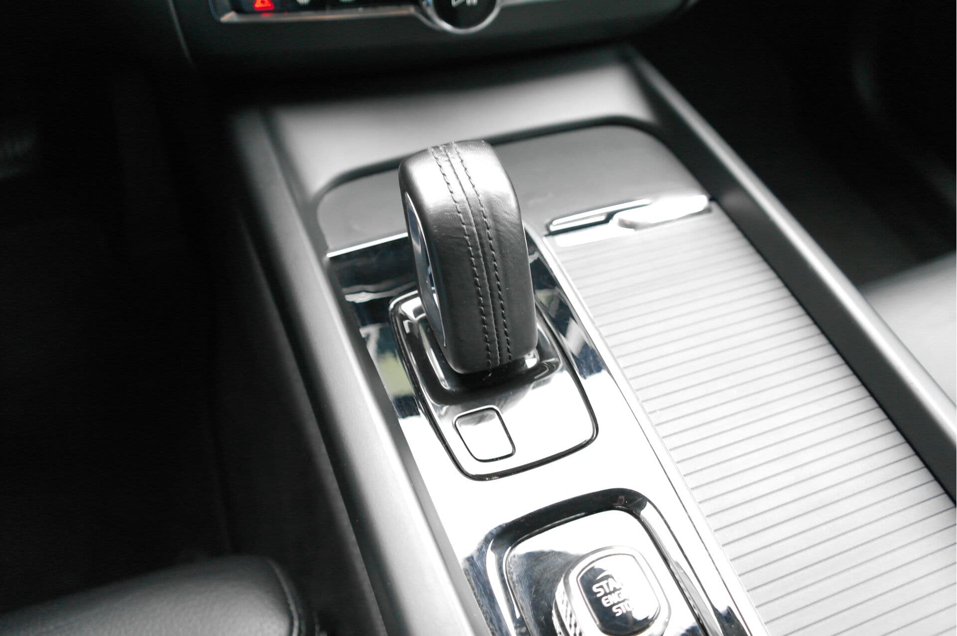 Volvo XC60 2.0 B5 Momentum Pro thumbnail 36