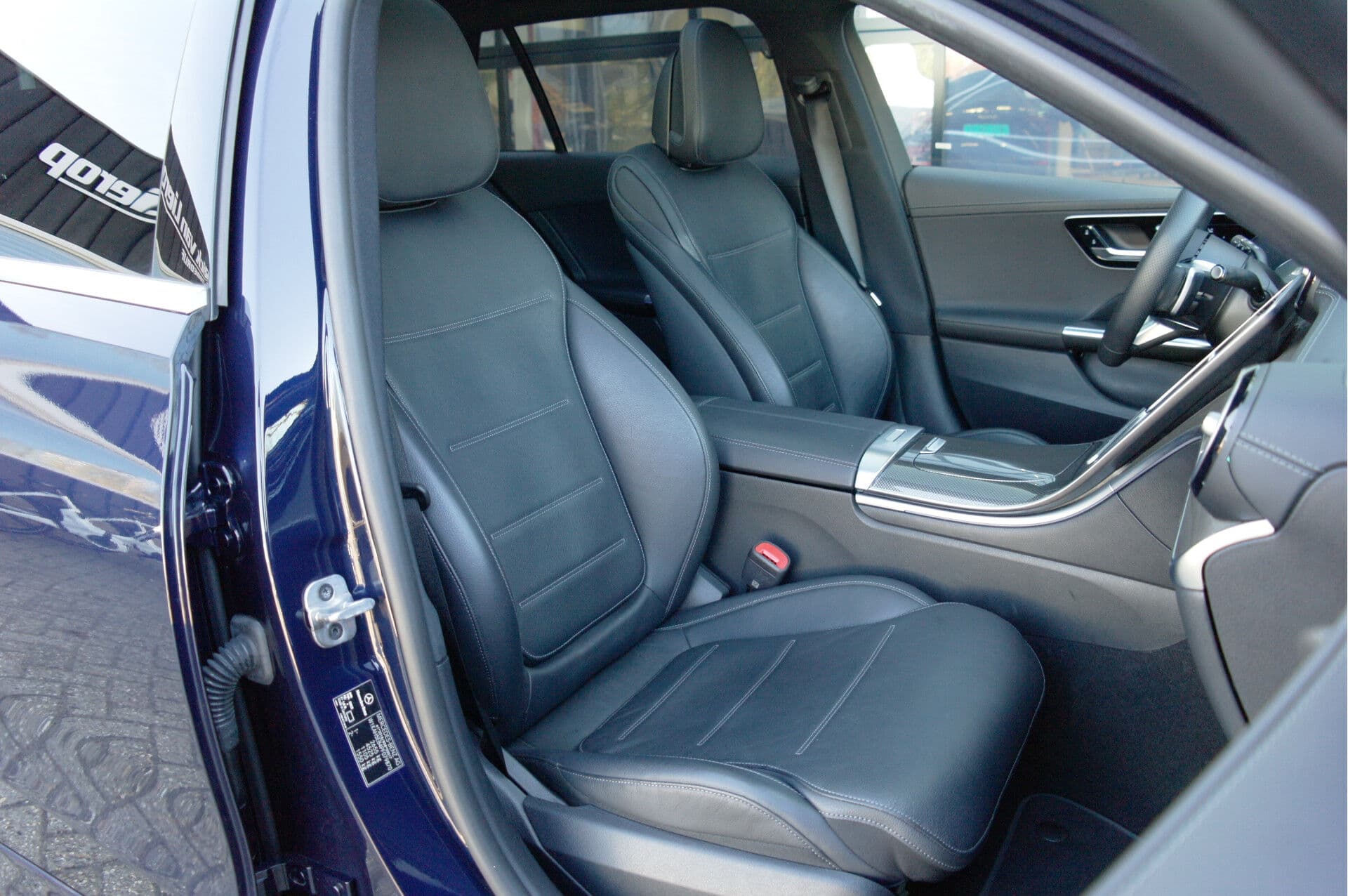 Mercedes-Benz C-Klasse Estate 300 e AMG Line thumbnail 2