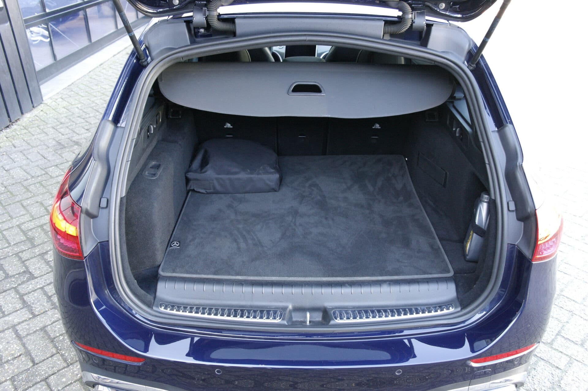 Mercedes-Benz C-Klasse Estate 300 e AMG Line thumbnail 39