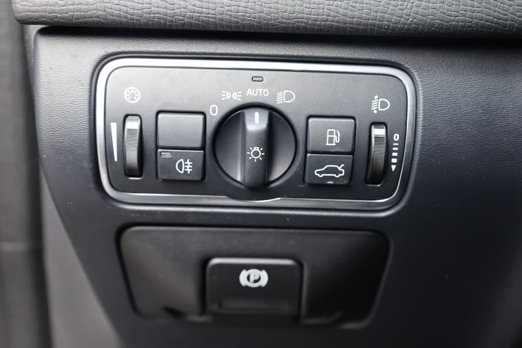 Volvo XC60 2.0 D4 FWD R-Design thumbnail 15