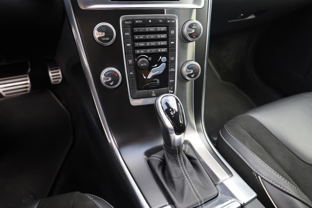 Volvo XC60 2.0 D4 FWD R-Design thumbnail 16