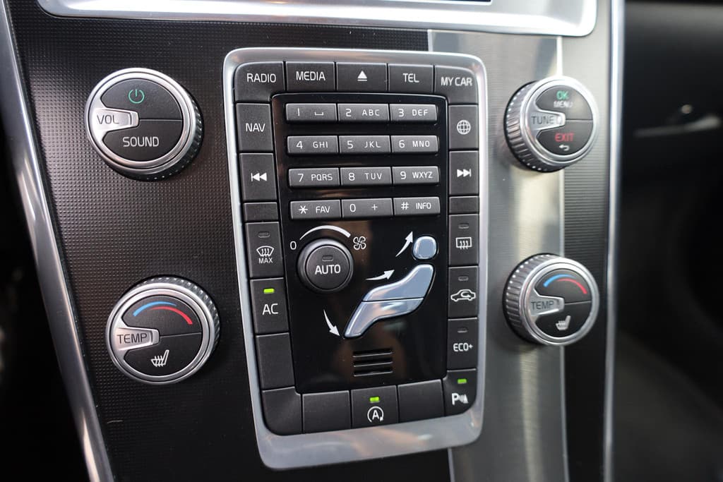 Volvo XC60 2.0 D4 FWD R-Design thumbnail 17