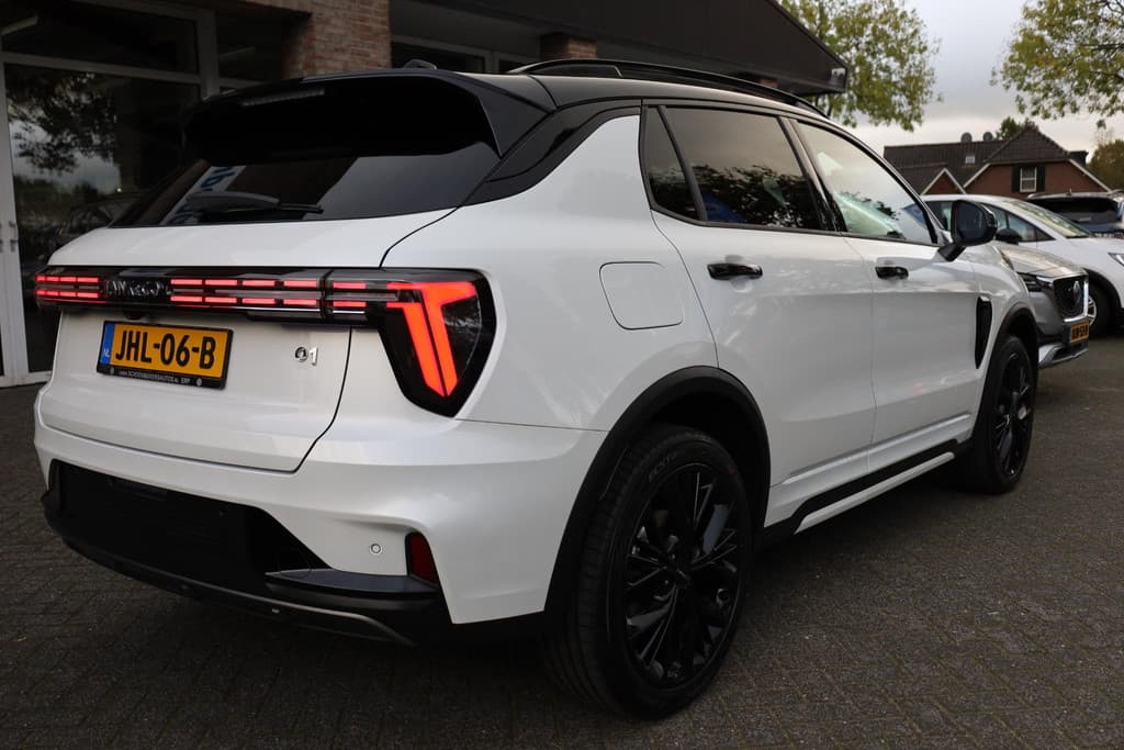 Lynk & Co 01 1.5 4-CYL 280 PK! PHEV MORE thumbnail 3