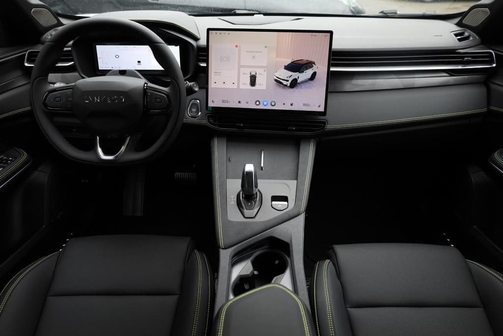 Lynk & Co 01 1.5 4-CYL 280 PK! PHEV MORE thumbnail 4